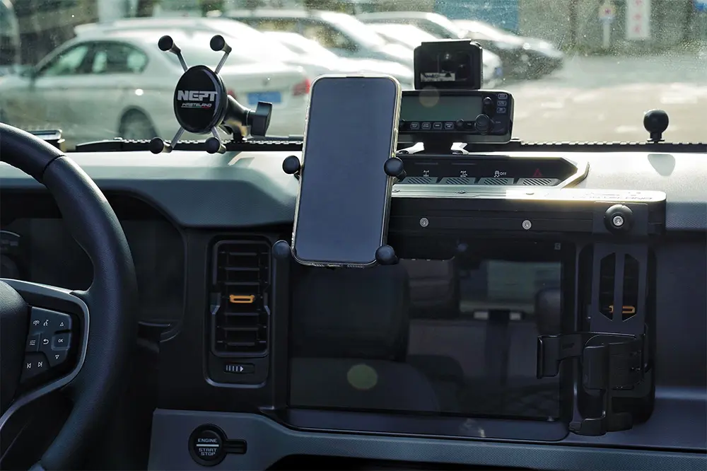 حامل هاتف مثبت على لوحة القيادة من إكسسوارات فورد برونكو