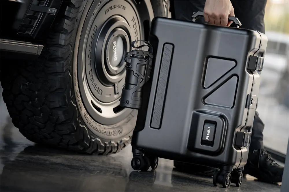 PLUMB Maleta con ruedas para equipaje de viaje de 20 pulgadas